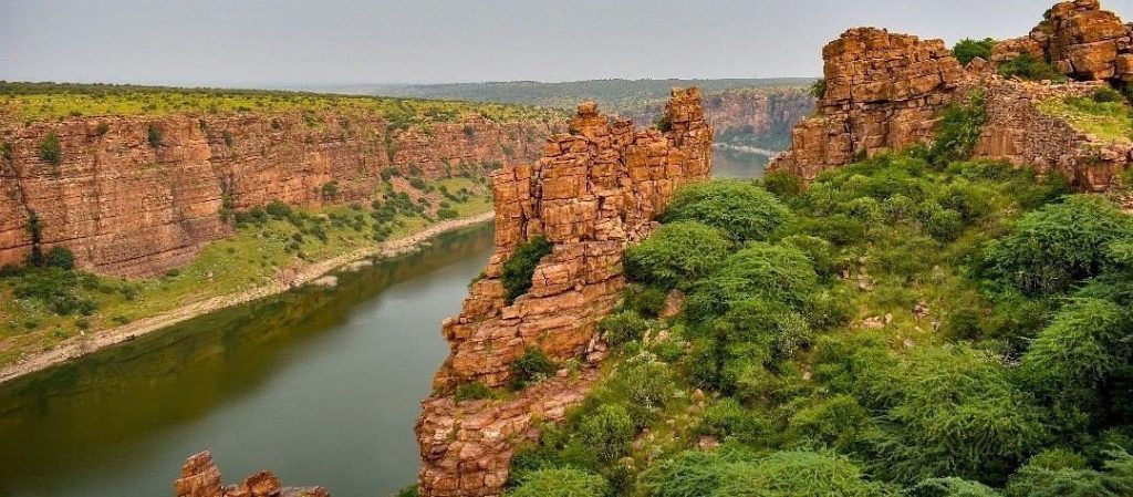 Gandikota canyon, one of the best places to visit in Kadapa for nature and history lovers